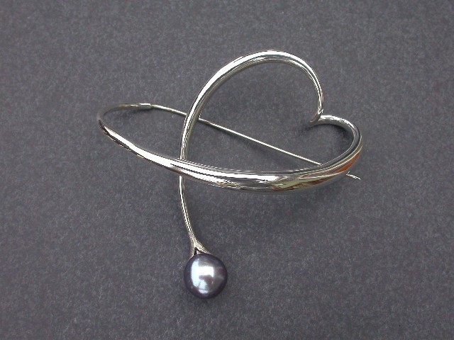 Pearl Broch Pin '11