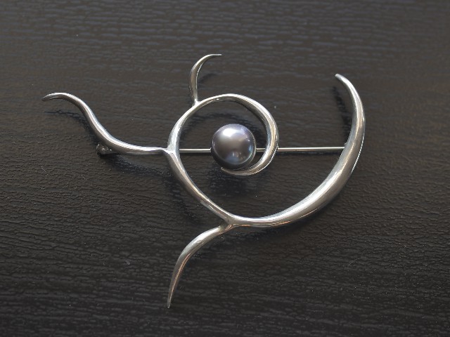 Pearl Brooch pin '10